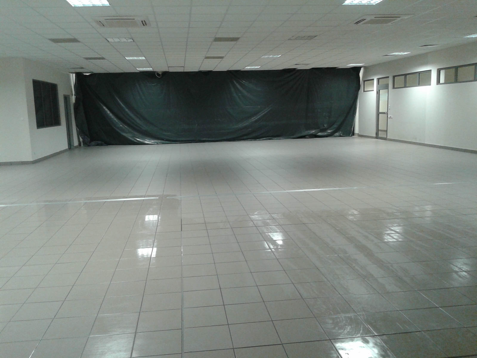 Posadzka na hali świeżo wyczyszczona